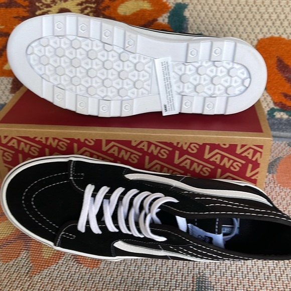 Vans Men’s Sentry Sk8-Hi
Black/White
VN0A5KY5BA2
Sneakers - Picture 9 of 16